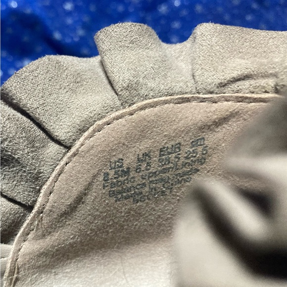 8.5 EUC Fergalicious Ankle Boots Ruffle. Faux Suede. Taupe. - Picture 6 of 12
